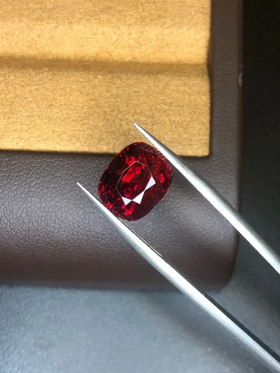 缅甸无烧尖晶石6.2克拉 正红色 火彩好 霓虹感强 不漏底通透