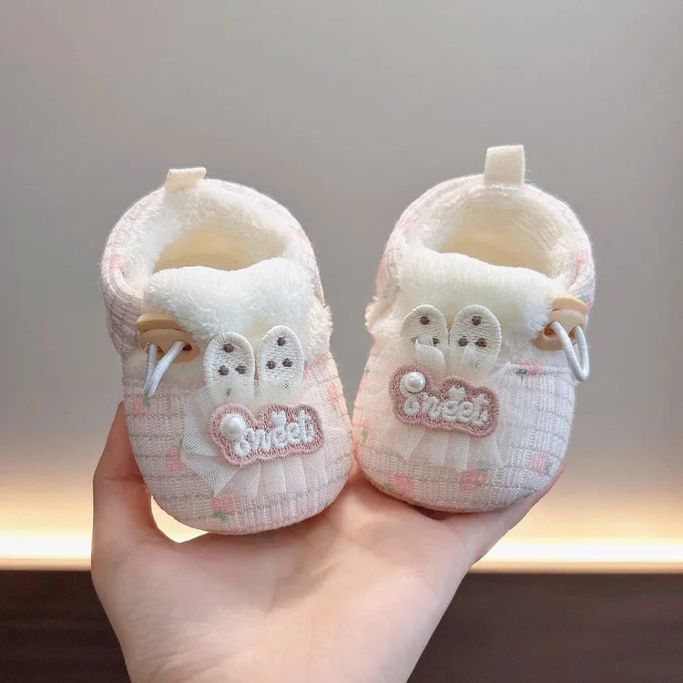 冬季新生婴儿女宝宝0-12月小月龄宝宝加绒保暖不掉跟公主风步前鞋
