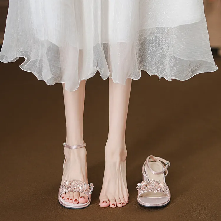 宽脚圆头粗跟水钻中跟玛丽珍女凉鞋久穿不累脚百搭2025年夏季新款