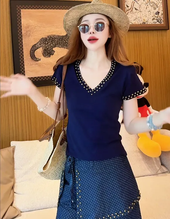 c3334 CC推荐 钉珠设计感显瘦V领T恤