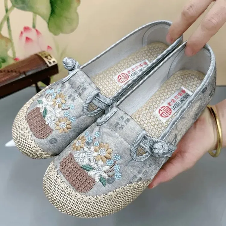 2025秋季民族风老北京布鞋女新中式透气绣花鞋软底防滑国风妈妈鞋