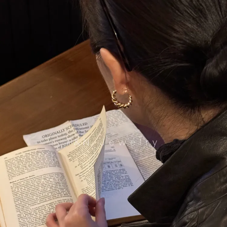 p&n 925银针春夏经典百搭 法式复古牛角包耳环铜合金耳饰【视频】商品图