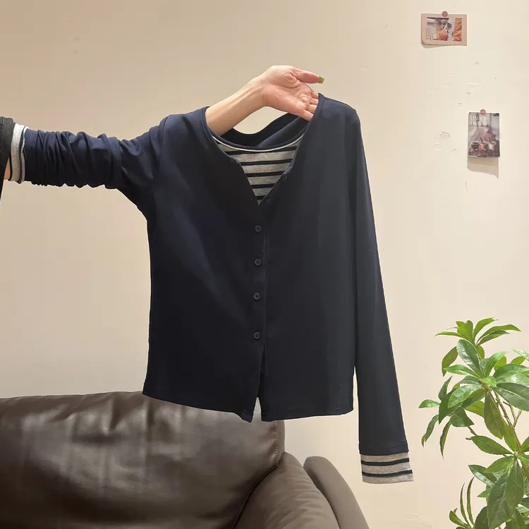 藏蓝色假两件条纹拼接长袖开衫女2025早秋新款纽扣设计感打底上衣
