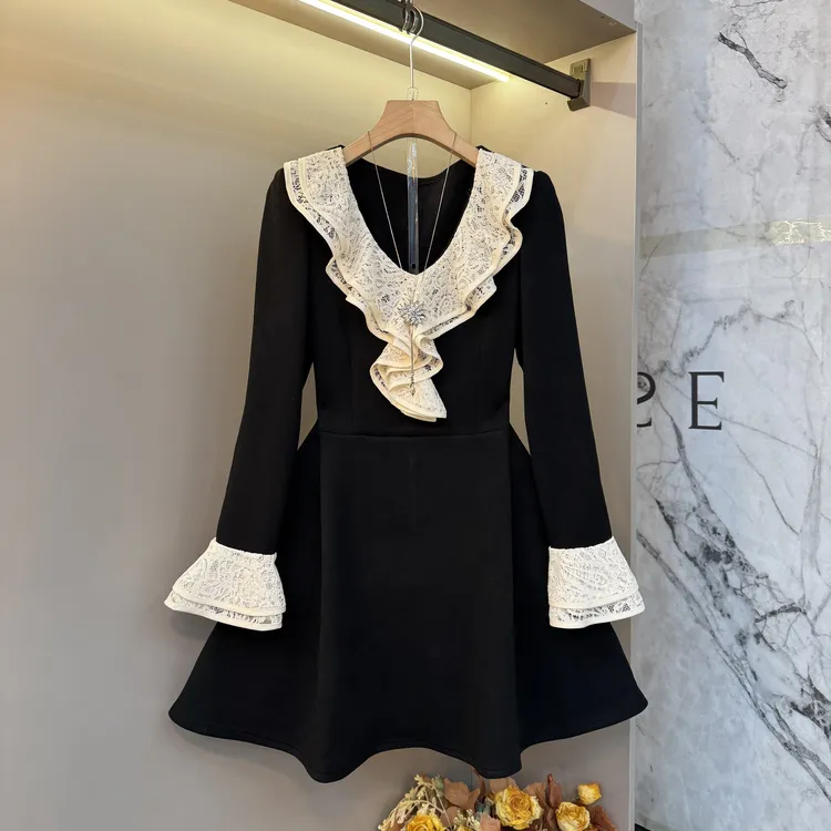 2025秋冬欧货时尚气质蕾丝设计法式喇叭袖显瘦胖mm加绒连衣裙657