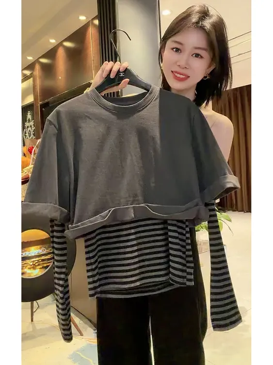 2026年新款高级感超好看上衣绝美深灰色圆领假两件条纹T恤女冬季