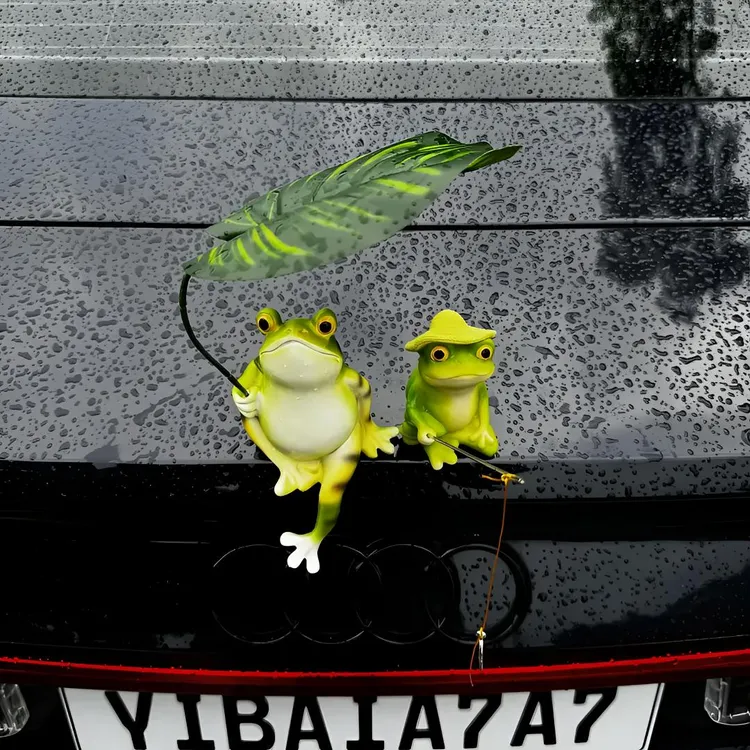 【新款】车载可爱悠闲坐姿青蛙撑伞青蛙钓鱼创意玩偶车尾中控台摆件