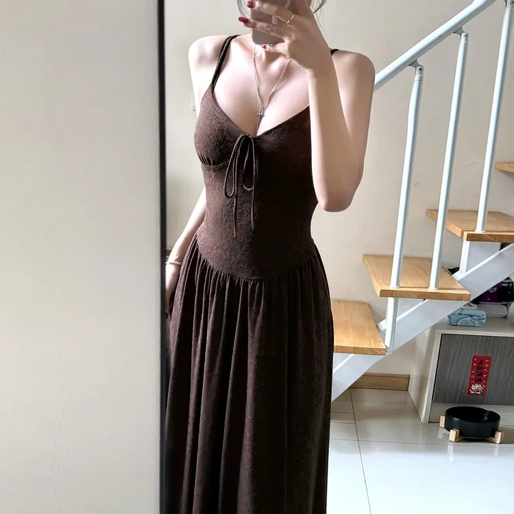 法式气质v领吊带连衣裙子女夏季2025新款海边度假高级感收腰长裙