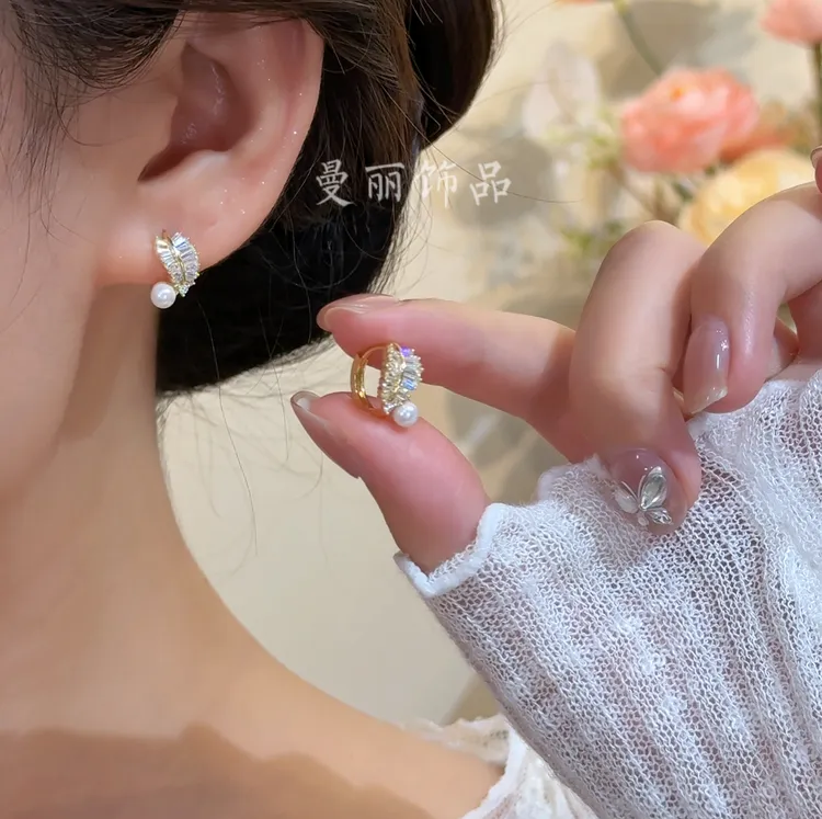 铜合金耳饰 轻奢精致微嵌曲线亮锆耳环