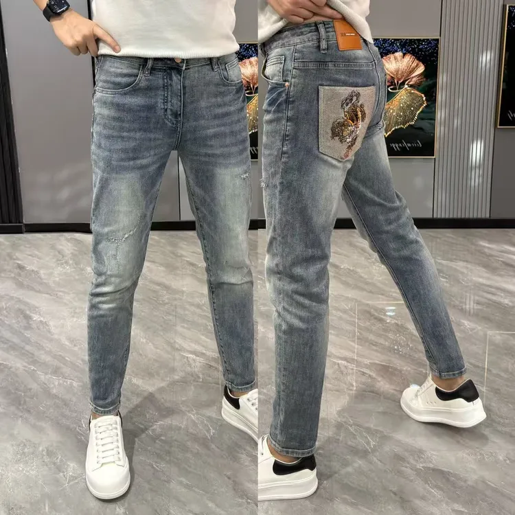 男士牛仔裤秋冬水洗百搭修身显瘦男士小脚裤时尚潮流刺绣款牛仔裤
