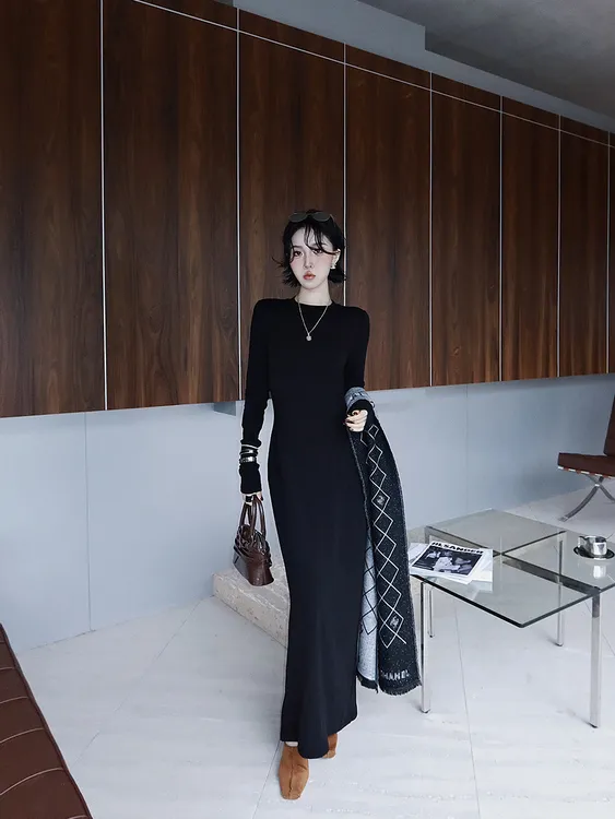 十三粥私服 缄默法则 圆领针织连衣裙女冬季收腰显瘦后开叉打底裙