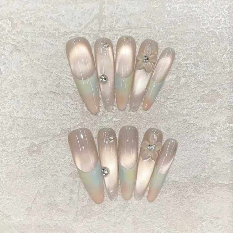 梦幻花园马卡龙渐变法式搭配立体雕花碎钻点缀显白纯手工穿戴甲