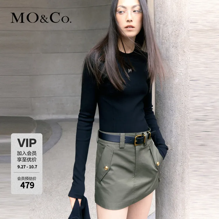 MOCOM字母金属章仔弧形下摆修身长袖正肩T恤MBC3TEEK01