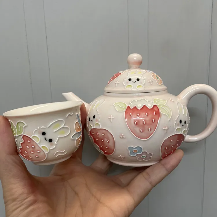 手绘玉泥茶壶泡茶壶主人杯高温釉下彩草莓兔茶壶200毫升花茶壶