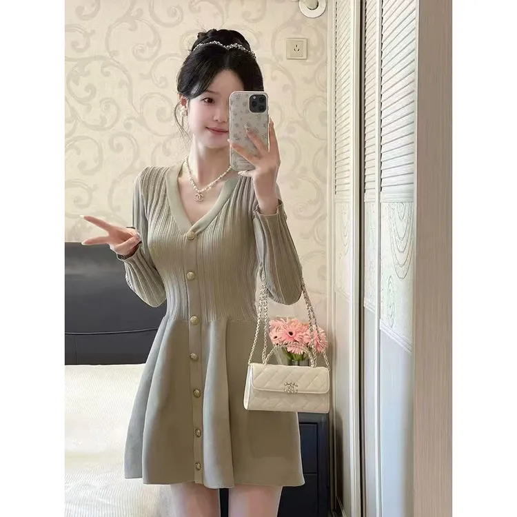 韩系气质V领针织连衣裙子女秋新款纯欲辣妹修身别致绝美短裙子