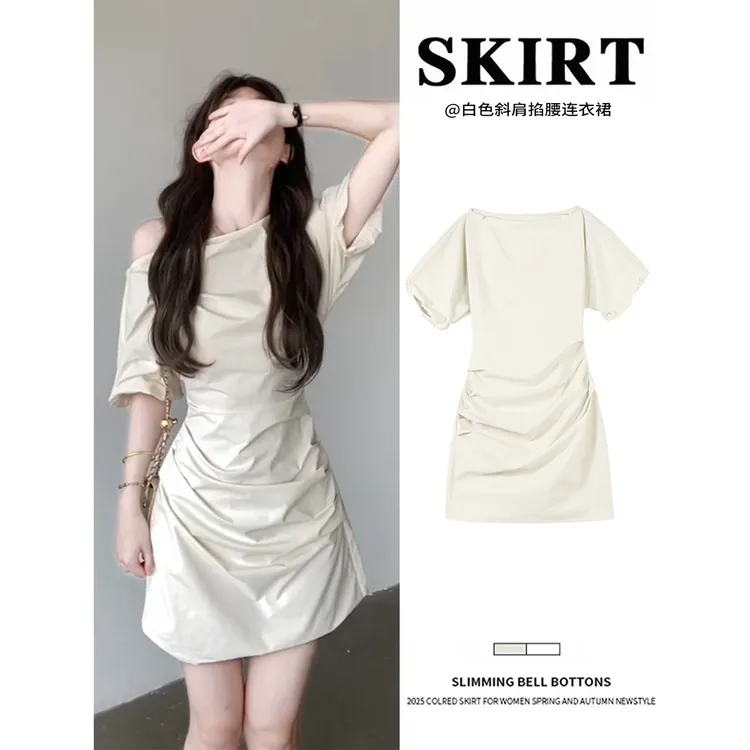 白色斜肩泡泡袖短款连衣裙女夏季2025新款气质高级感轻熟掐腰裙子