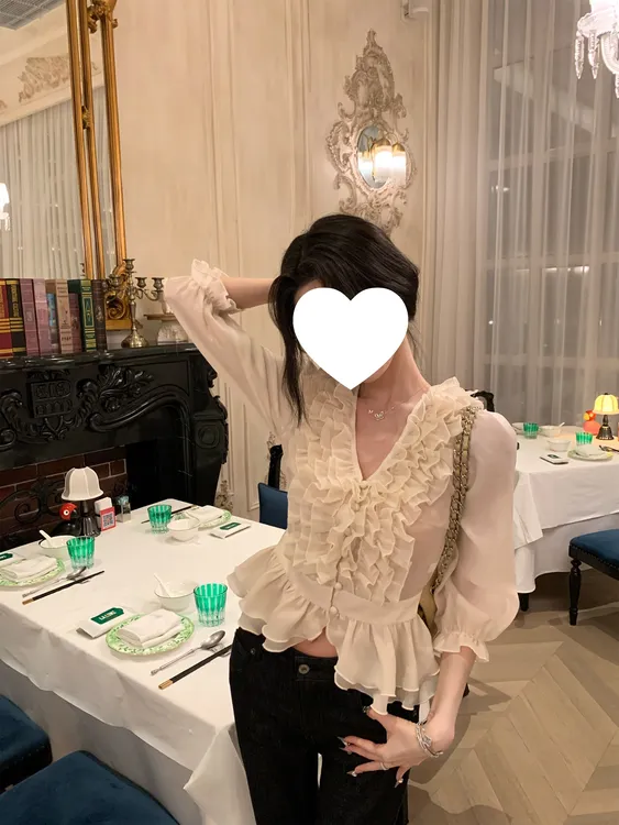 法式V领木耳边压花雪纺衫女气质褶皱百搭泡泡袖上衣