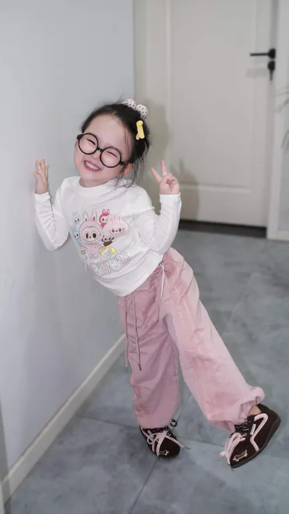 女童春秋套装2025新款儿童立体公仔抽绳白色T上衣宝宝裤子两件套