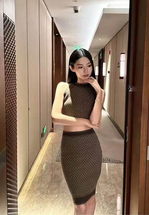 高级设计感棕色小香风针织套装挂脖背心上衣女显瘦半身裙两件套潮