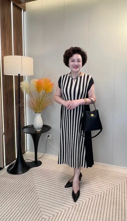 2025夏季新款气质原创褶皱短袖裙子#501