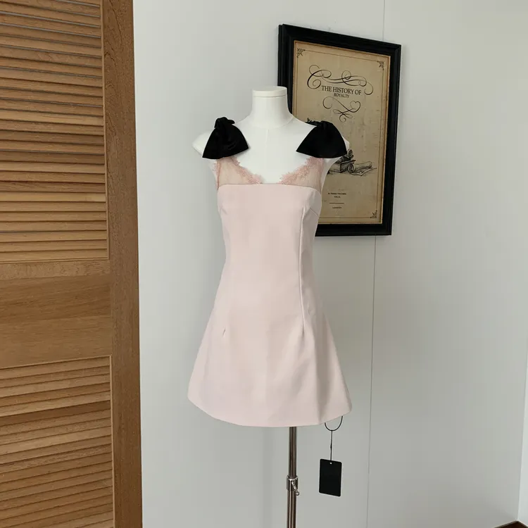 法式小香风连衣裙小众设计蝴蝶结无袖吊带裙2025夏季新品露肩短裙