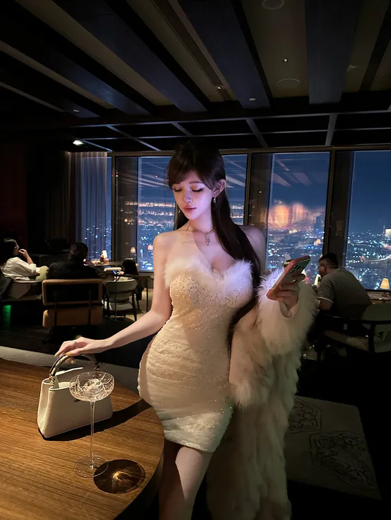 【C位聚焦】秋冬新款毛毛拼接亮片网纱抹胸连衣裙女气质圣诞节日裙