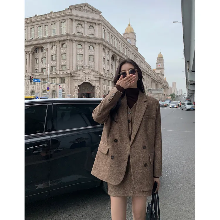 复古棕色西装外套女秋冬宽松高级感气质正肩外套马甲短裙三件套