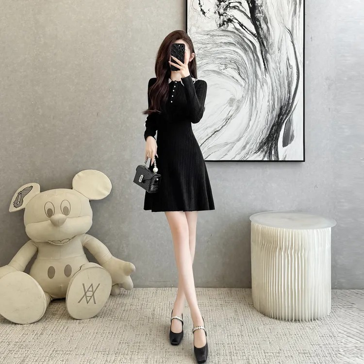 重工珍珠领黑色长袖针织连衣裙女秋冬季收腰气质温柔轻奢百搭裙子