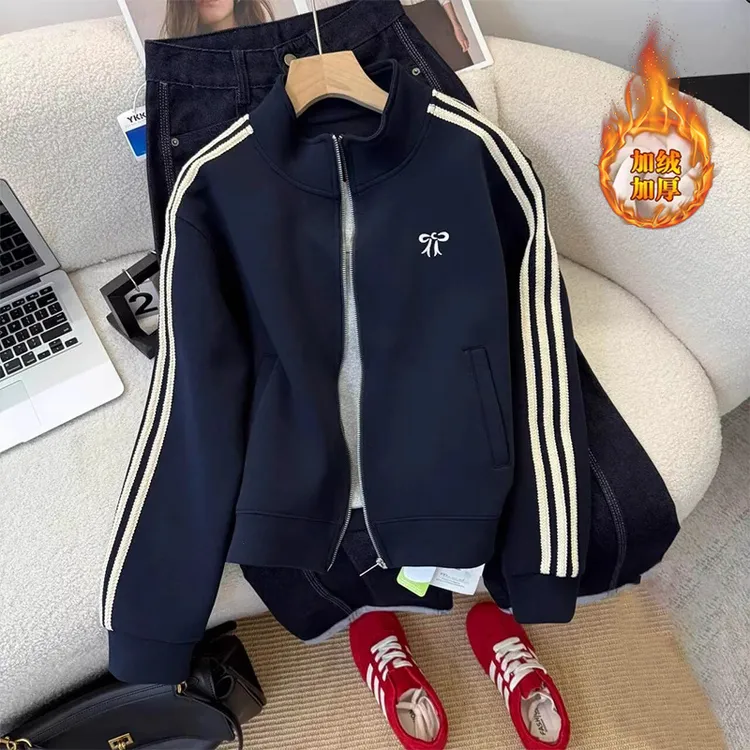 韩系穿搭三条杠短外套女秋冬加绒加厚小个子巨好看的开衫夹克上衣