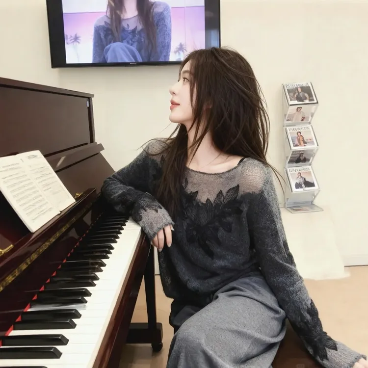 大码性感蕾丝刺绣灰色网纱微透针织衫秋季上衣宽松内搭毛衣打底衫