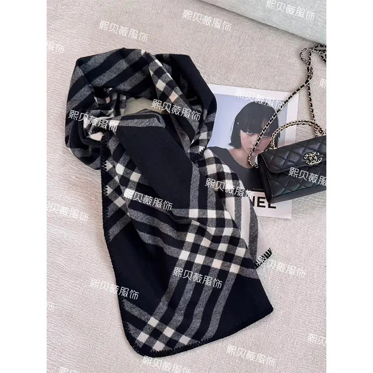 熙贝薇 秋冬新品经典黑白格纹两面高级感围巾披肩 G5552