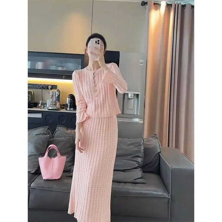 优雅知性秋季新款女士镂空粉色针织衫搭配半身裙的气质套装一整套