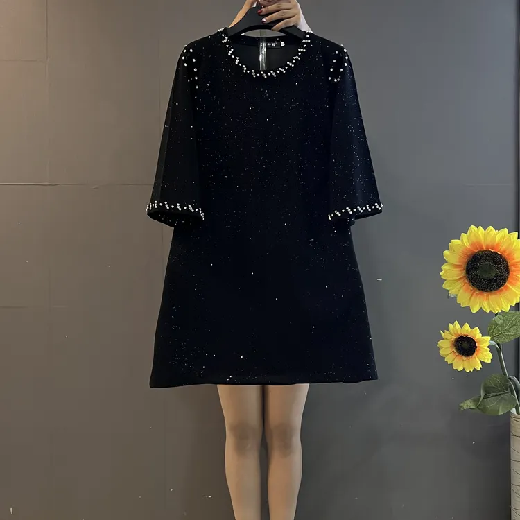 早春新款时尚设计感圆领漏肩钉珠洋气显瘦亮闪闪连衣裙