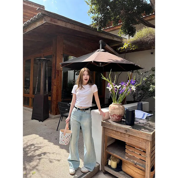 白色正肩短袖T恤女纯欲气质修身显瘦紧身上衣女配直筒休闲牛仔裤