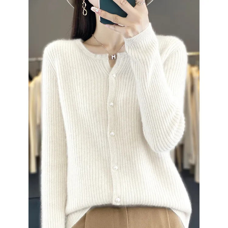 2025秋冬新款针织开衫抽条小V领显瘦珍珠扣短款毛衣外穿大码女装