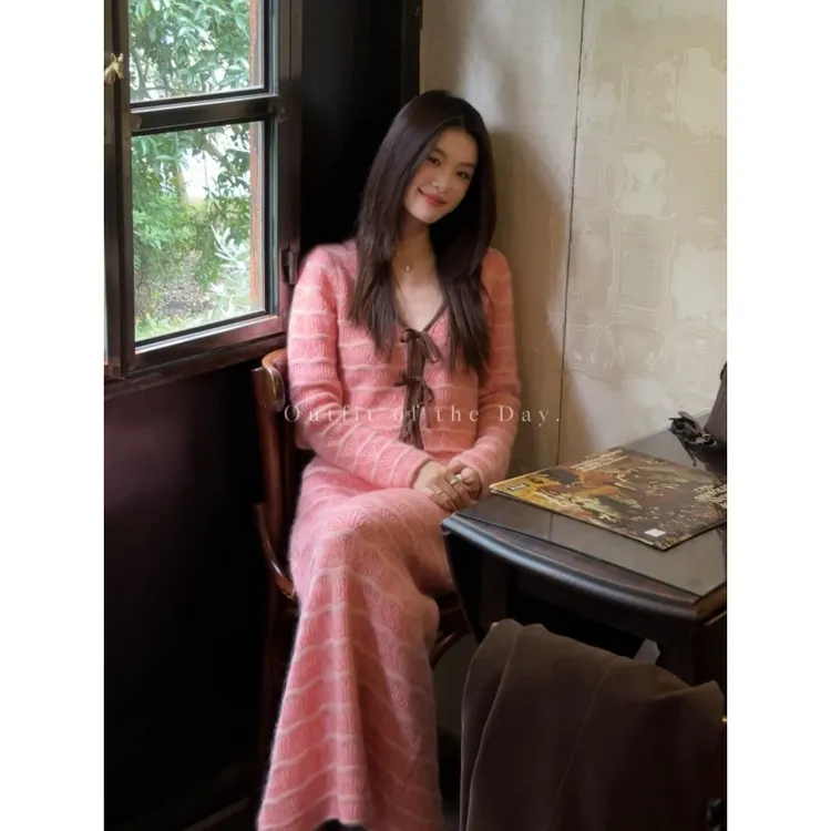MARIE.COCO粉色减龄针织套装早秋季设计感条纹V领毛衣上衣半身裙
