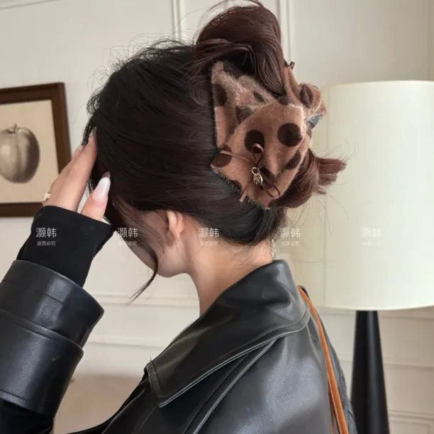 奶咖慕斯~三角抓夹女波点毛绒鲨鱼夹2025新款大号盘发夹秋冬发饰