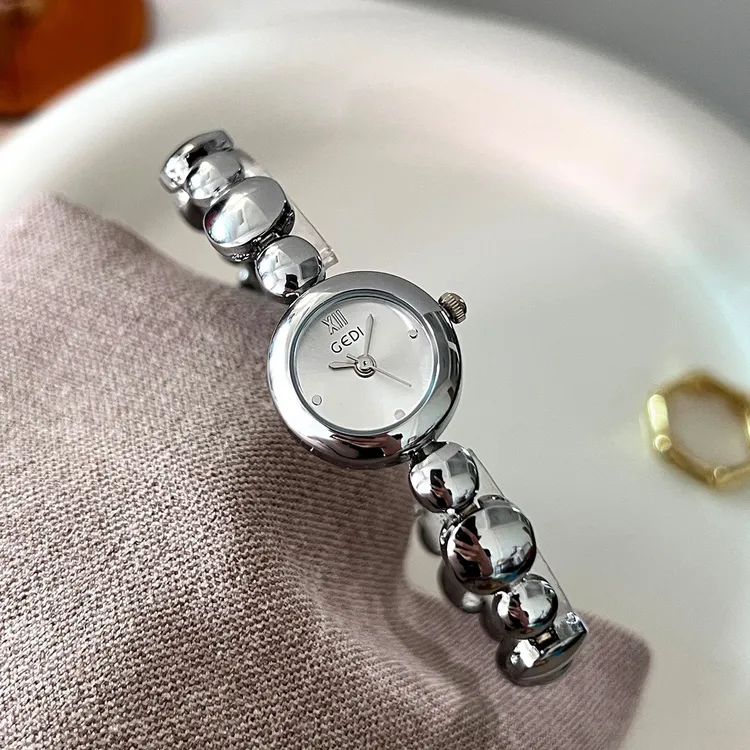小豆豆手表轻奢石英女士复古小众高级感休闲百搭62055腕表时尚