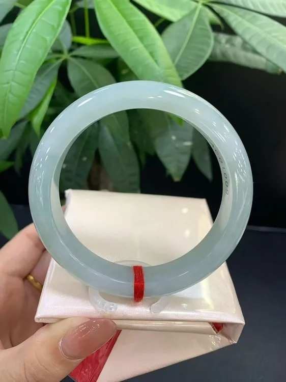 天然缅甸晴底60整圈翡翠手镯