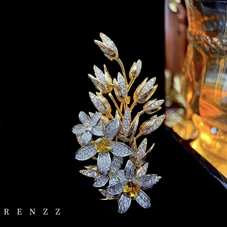  1173  双色金设计师款璀璨花团大衣胸针