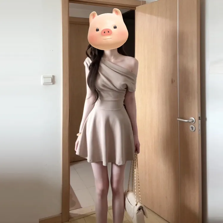 法式纯欲风纯色斜肩连衣裙子女2025新款夏季气质收腰显瘦a字短裙