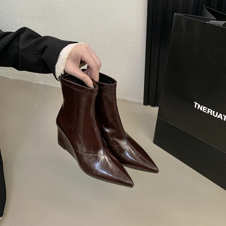 法式高级感坡跟小众瘦瘦靴女2025秋冬新款网红气质尖头高跟时装靴