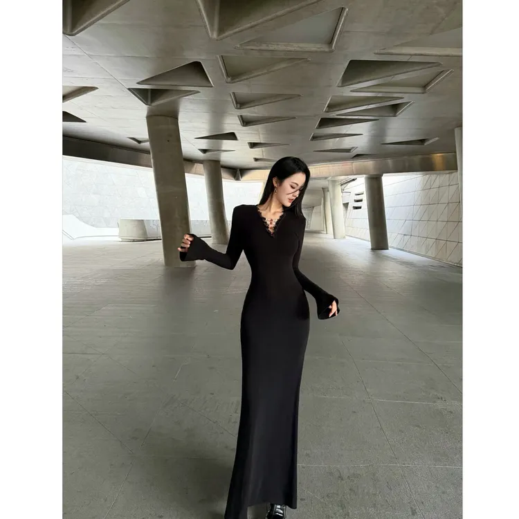 BETTER ME 气质显瘦深V串珠长袖黑色收腰连衣裙