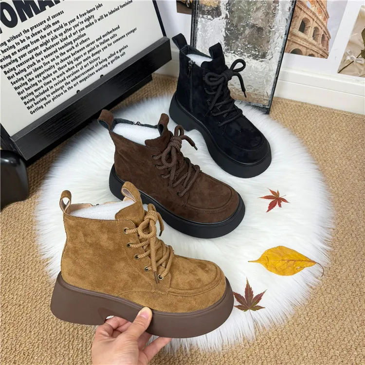2025秋冬季新款加绒短靴复古英伦风圆头勃肯绒面棕色厚底马丁靴女