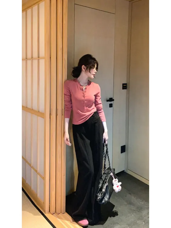 秋季穿搭减龄一整套女装2025设计感百搭粉色内搭上衣阔腿裤两件套