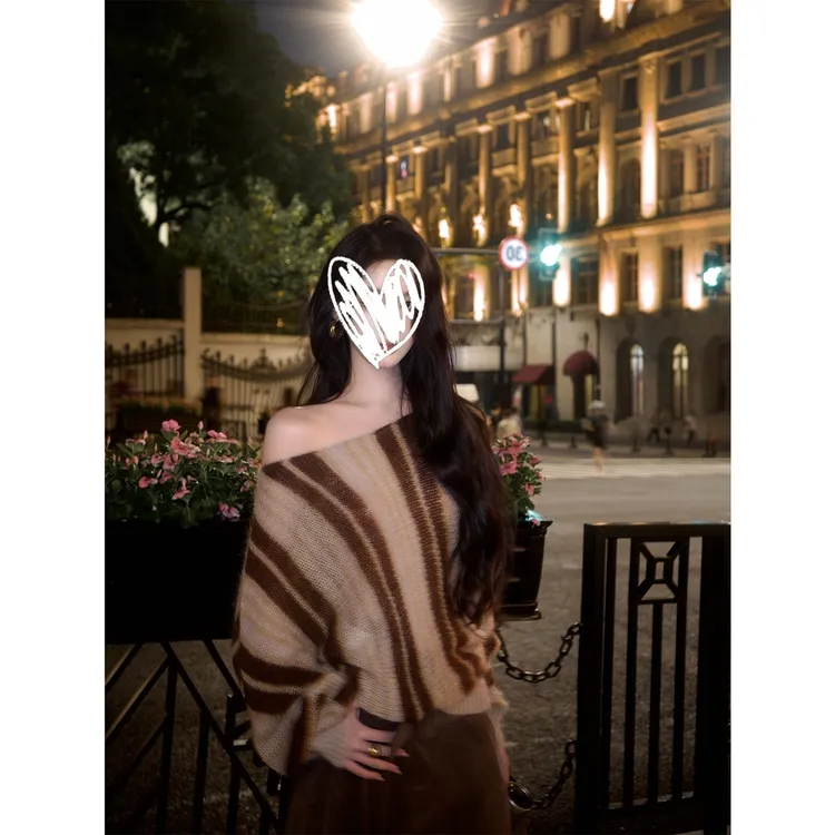 气质感咖色条纹斜肩毛衣女2025秋冬新款小众设计感针织衫上衣女