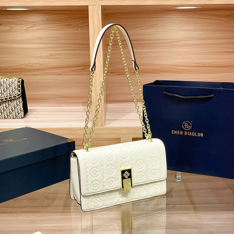 香港品牌包包女款爆款2025新款斜挎包百搭轻奢腋下小方包生日礼物