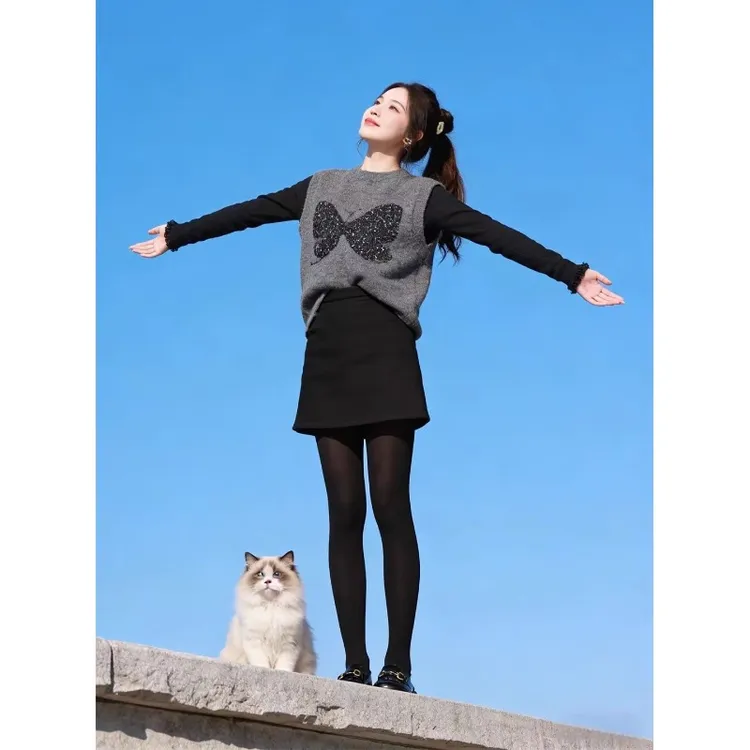 法式重工镶钻蝴蝶结针织马甲女秋冬季款高腰a字黑色毛呢短裙套装