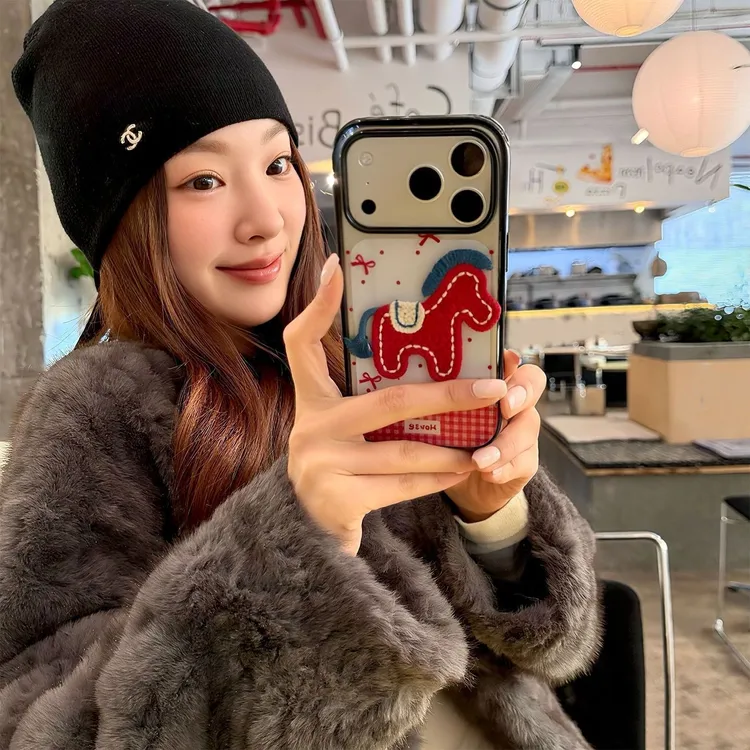 新年红蝴蝶结小马适用苹果17Promax手机壳16pro黑边15亚克力14/13