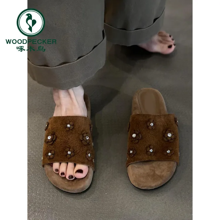 啄木鸟复古花朵露趾一字凉拖鞋女外穿2025夏新款绒面厚底百搭凉鞋