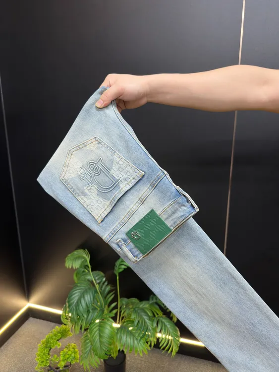 【BT奢品】夏季上新薄款浅蓝激光烧花高定男款牛仔裤时尚弹力小直筒